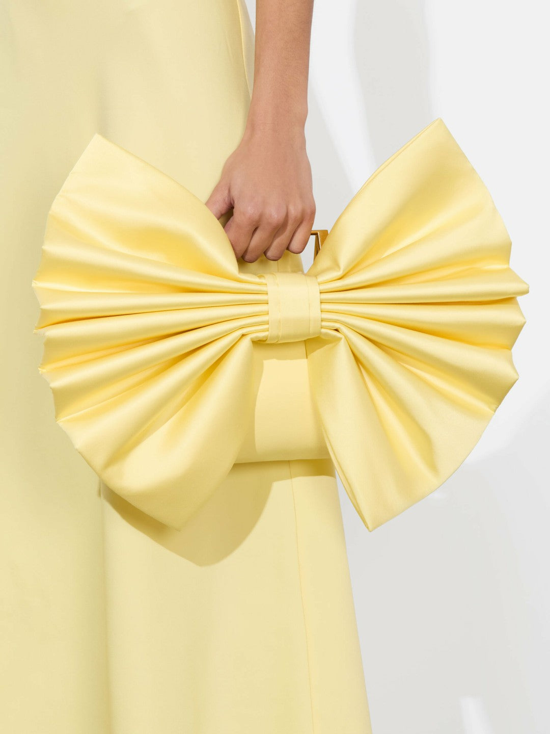 Semira Bow Bag In Butter - Alice + Olivia Women