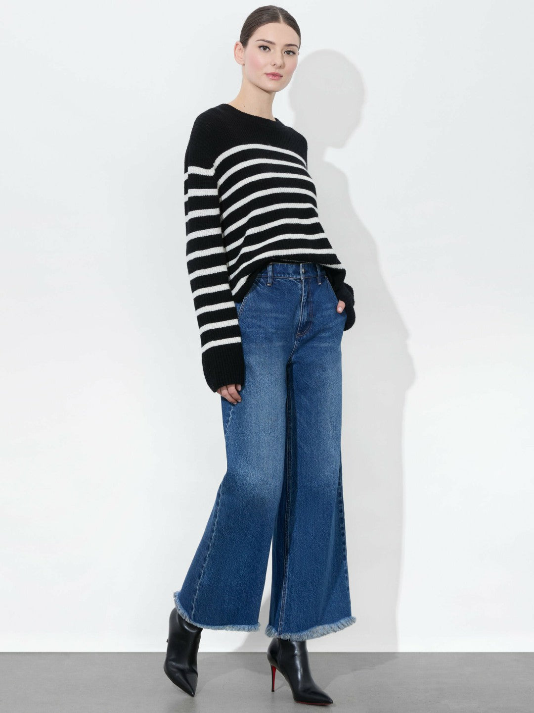Emory Cropped Jean In Lola Blue - Alice + Olivia Women