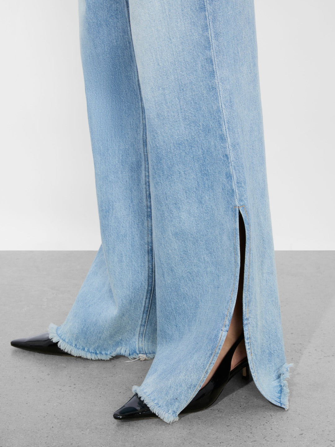 Weezy Slit Jean In Gemma Light Blue - Alice + Olivia Women