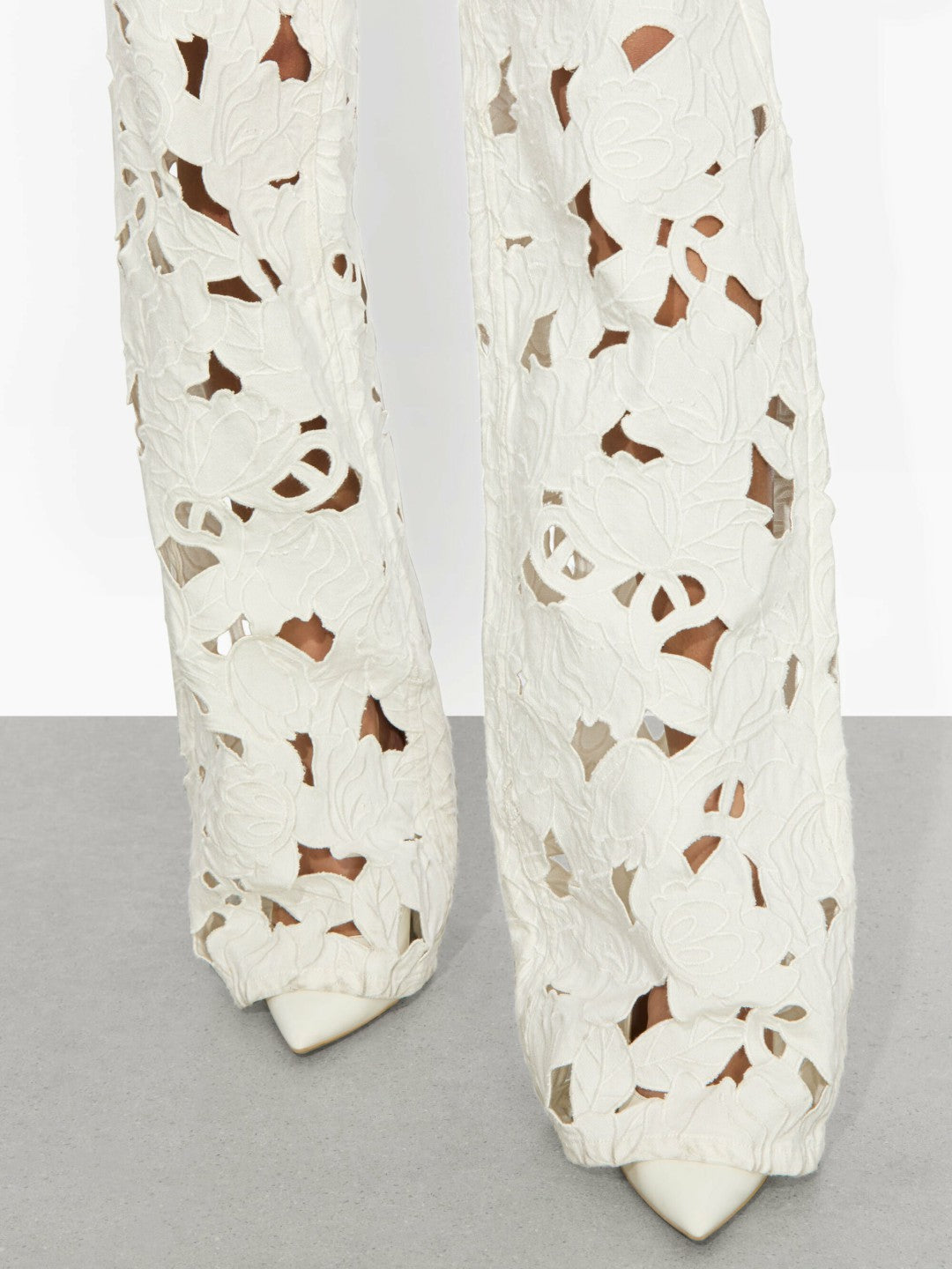 Weezy Eyelet Jean In Off White - Alice + Olivia Women