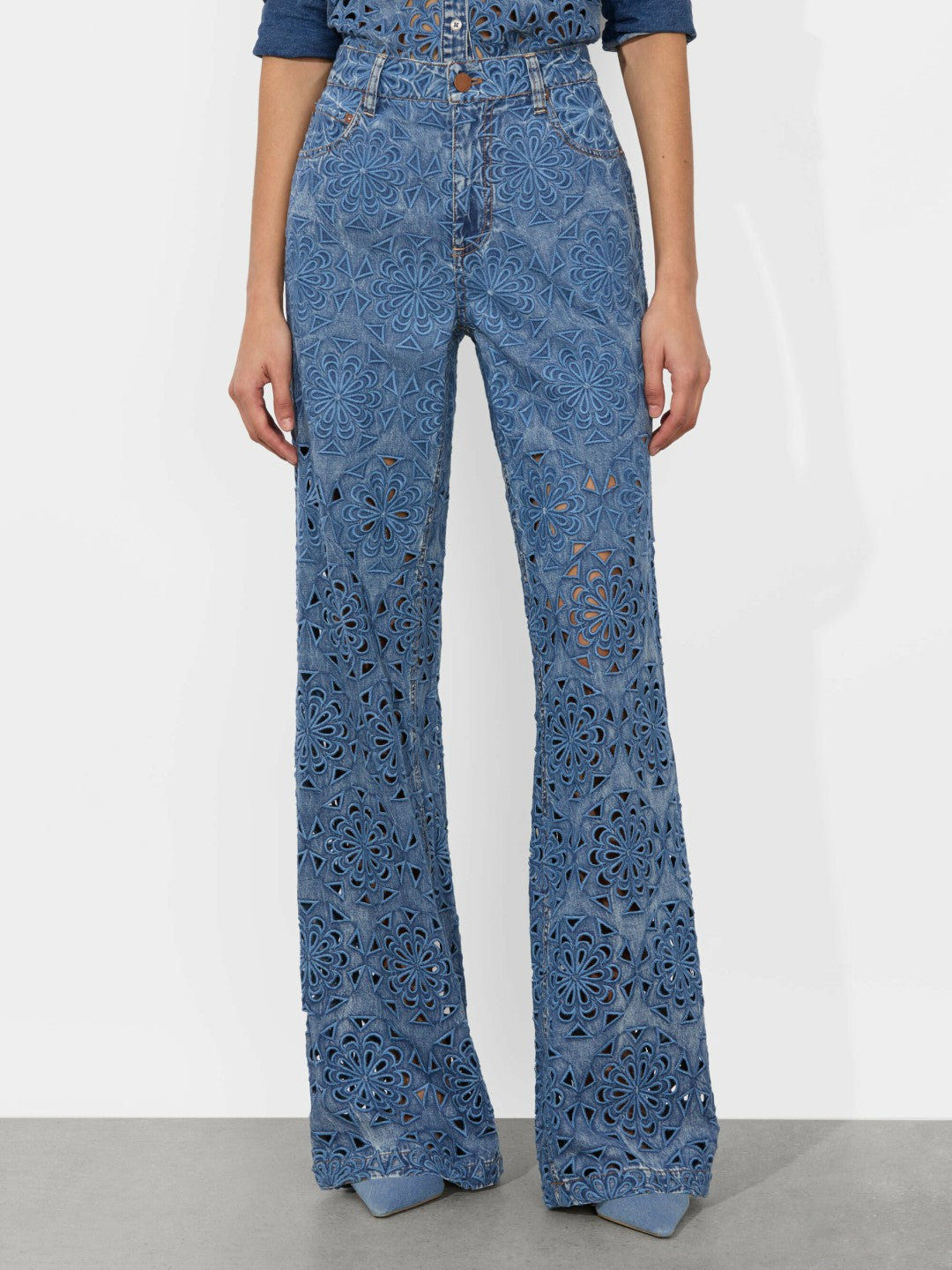 Weezy Lasercut Jean In Avery Blue - Alice + Olivia Women