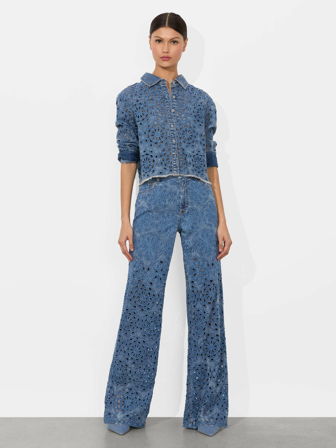 Weezy Lasercut Jean In Avery Blue - Alice + Olivia Women