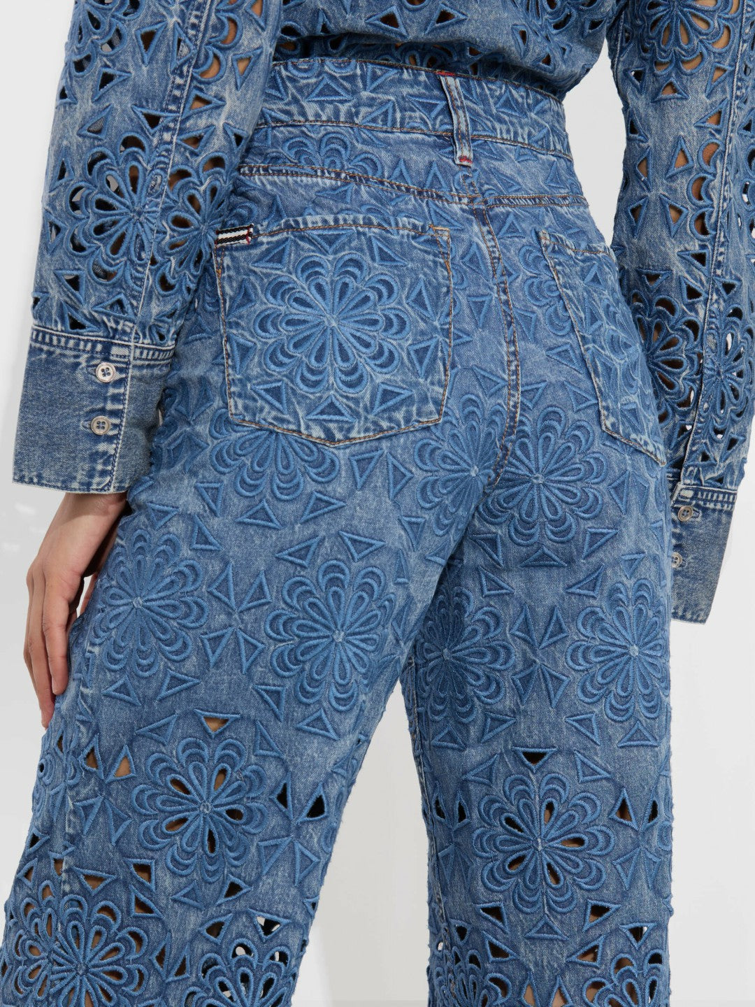 Weezy Lasercut Jean In Avery Blue - Alice + Olivia Women