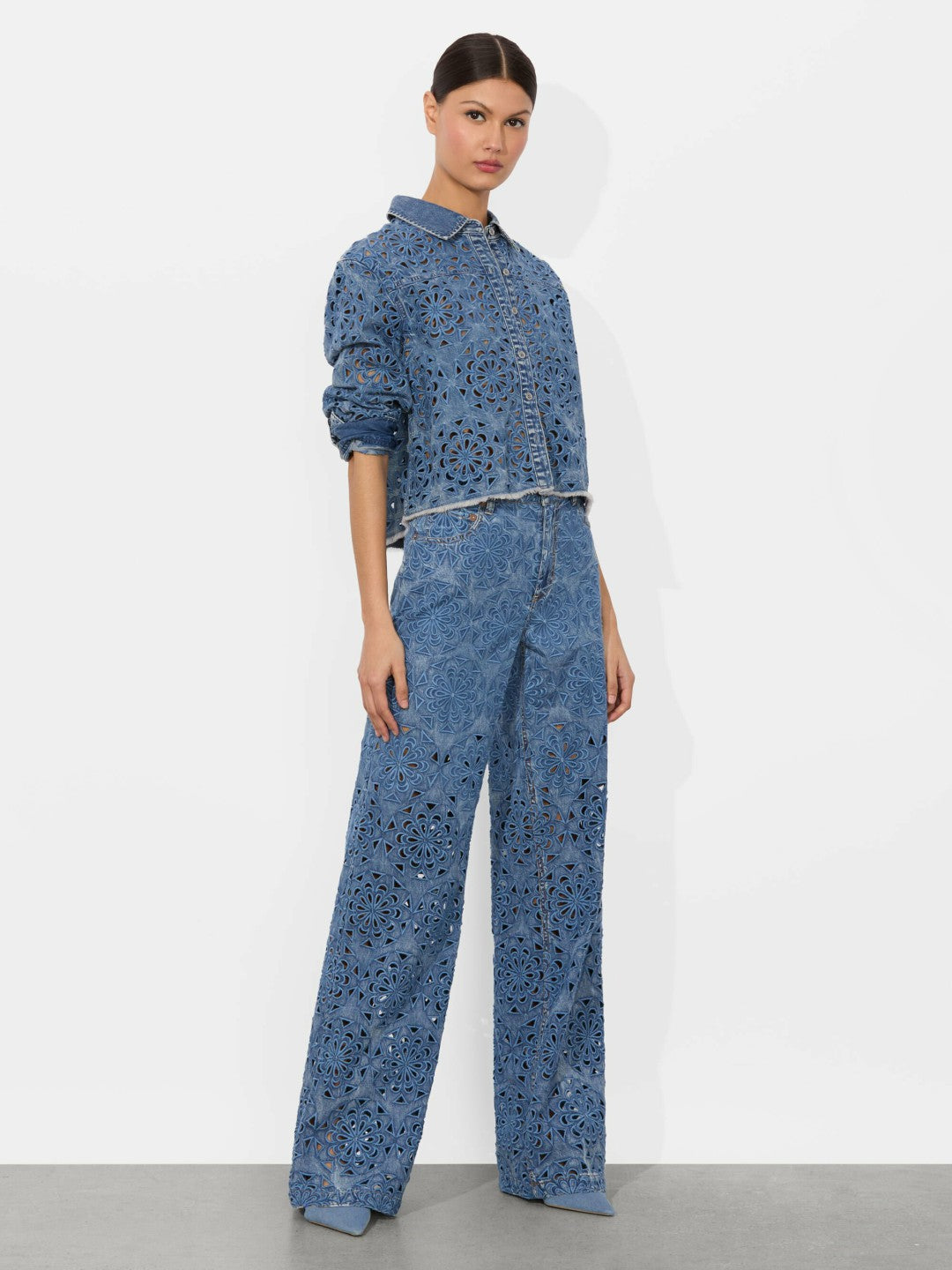 Weezy Lasercut Jean In Avery Blue - Alice + Olivia Women