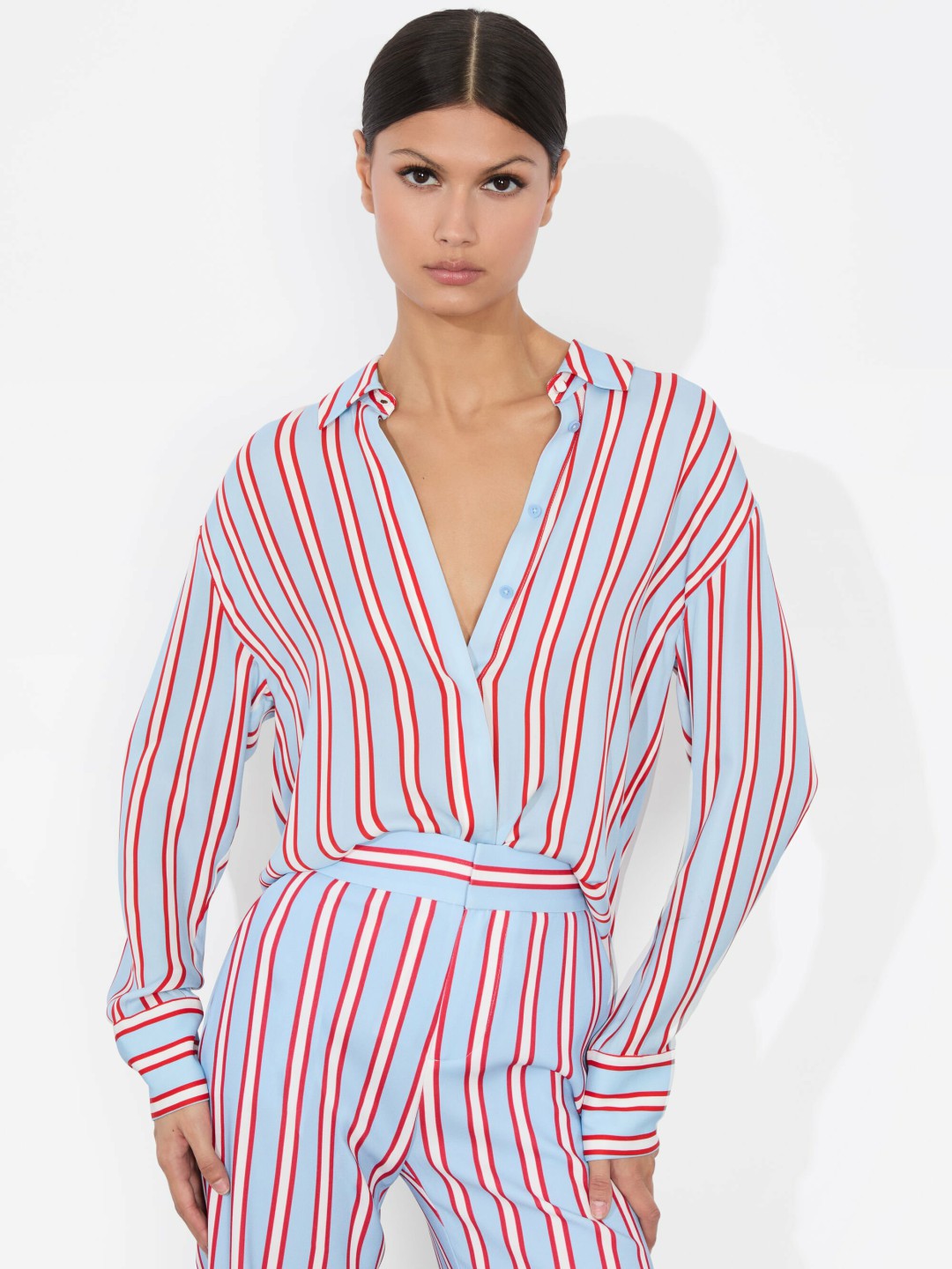 Dimitra Oversized Button Down In Teakwood Stripe Mineral Blue/b - Alice + Olivia Women