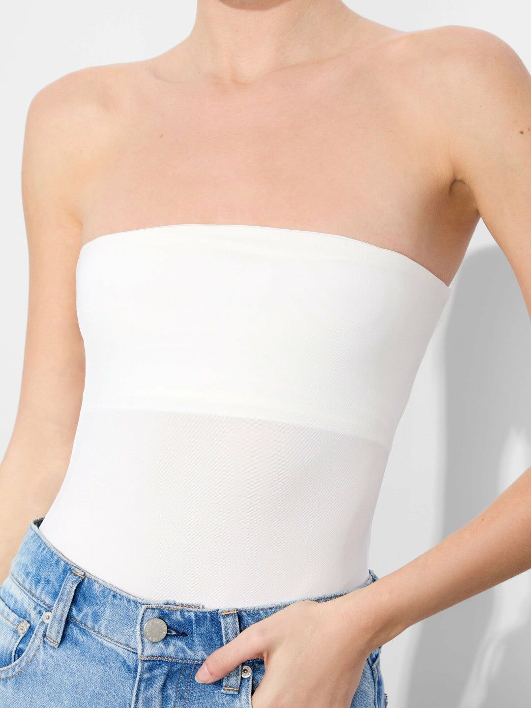 Naomi Strapless Bodysuit In Off White - Alice + Olivia Women